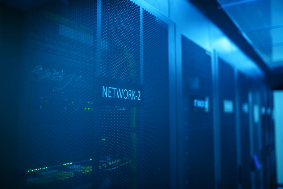 Moderní serverovna se síťovým vybavením a modrým osvětlením
