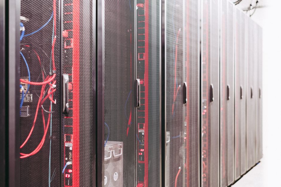 Kabeláž propojující servery a síťové prvky v datovém centru