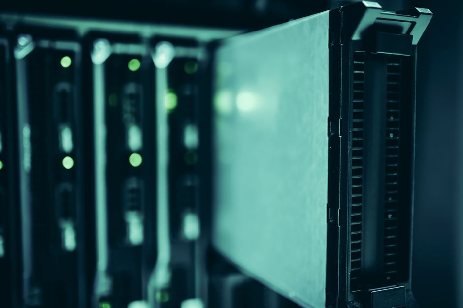 Serverové racky v datovém centru s modrým osvětlením