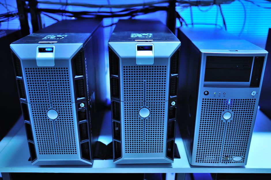 Detail rack serverů s modrými kontrolkami v datovém centru