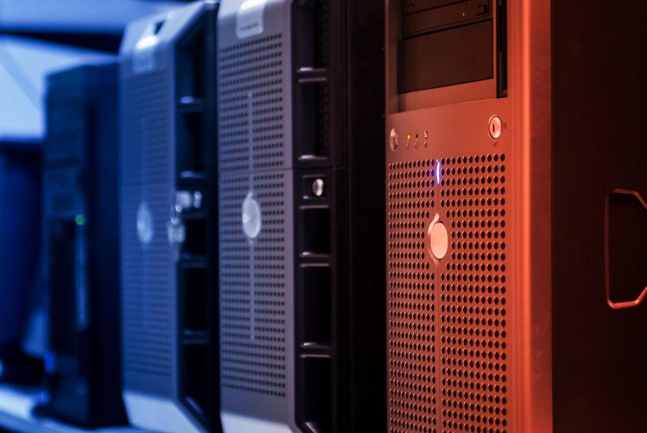 Tower server s modrým a červeným osvětlením v datovém centru